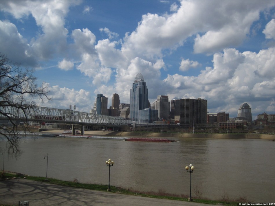 079_17_barge_downtown_cincinnati_4nn.jpg